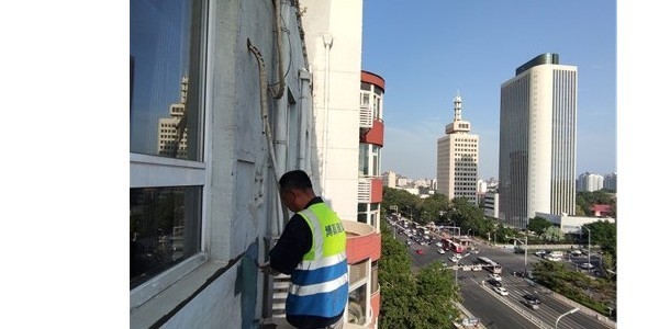 窗戶上沿漏水維修